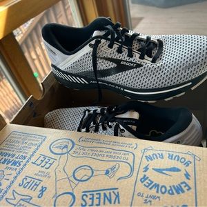 MENS SIZE 8 Brooks Adrenaline GTS Black and white